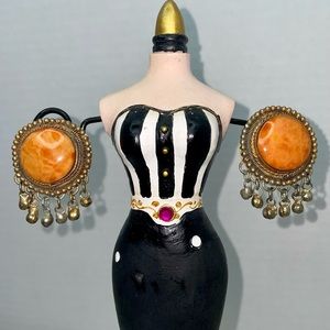 EUC ‘80s deco Amber-stone clip earrings in detailed brass setting